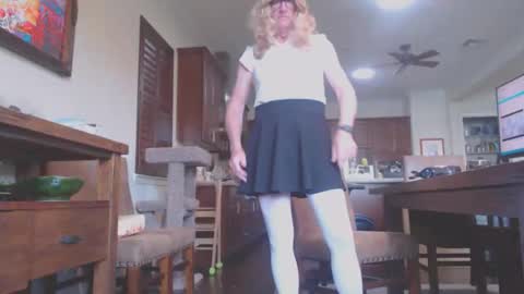 Snapshot of silkylvr chatting on 11.06.25 Silkylvr Crossdresser online show from 11.06.25