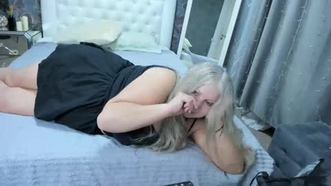 Snapshot of silver_moon_light chatting on 10.11.25 silver_moon_light online show from 10.11.25