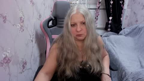 Snapshot of silver_moon_light chatting on 10.19.25 silver_moon_light online show from 10.19.25