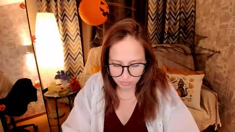 Snapshot of silvermoon_kira chatting on 10.23.25 Kira online show from 10.23.25