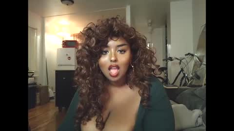 Snapshot of siminfox chatting on 10.14.25 Simin Fox online show from 10.14.25