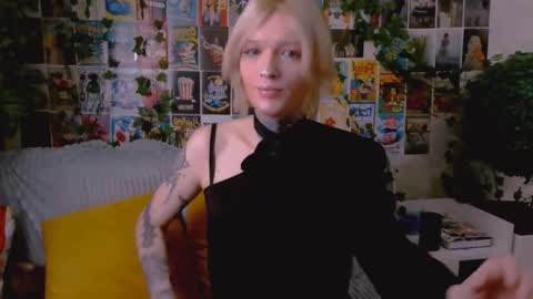 Snapshot of simona_rain chatting on 10.24.25 Simona online show from 10.24.25