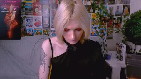 Snapshot of simona_rain chatting on 11.06.25 Simona online show from 11.06.25