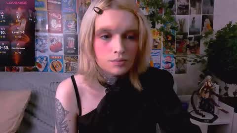 Snapshot of simona_rain chatting on 11.15.25 Simona online show from 11.15.25