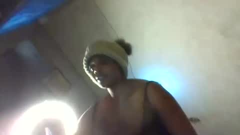 Snapshot of sining_angels chatting on 10.31.25 Mariona online show from 10.31.25