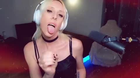 Snapshot of sissyashleigh chatting on 06.22.26 Ashleigh Mak online show from 06.22.26