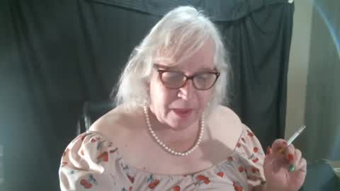 Snapshot of sissydianetx chatting on 01.04.25 Sissy Diane online show from 01.04.25