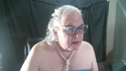 Snapshot of sissydianetx chatting on 01.05.25 Sissy Diane online show from 01.05.25
