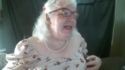 Snapshot of sissydianetx chatting on 09.14.25 Sissy Diane online show from 09.14.25