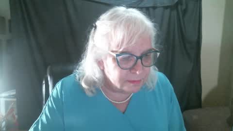 Snapshot of sissydianetx chatting on 09.24.25 Sissy Diane online show from 09.24.25