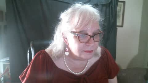 Snapshot of sissydianetx chatting on 09.25.25 Sissy Diane online show from 09.25.25