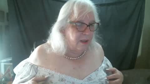 Snapshot of sissydianetx chatting on 10.04.25 Sissy Diane online show from 10.04.25
