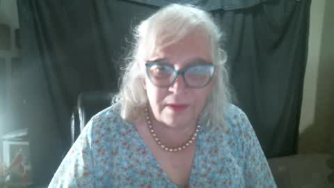 Snapshot of sissydianetx chatting on 10.08.25 Sissy Diane online show from 10.08.25