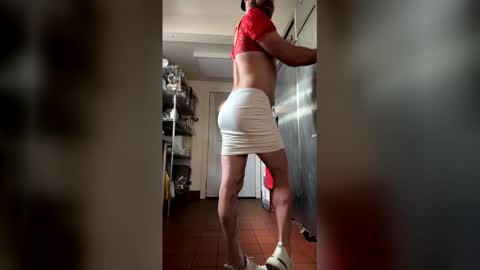 Snapshot of sissymiles chatting on 05.25.26 SissyMiles online show from 05.25.26