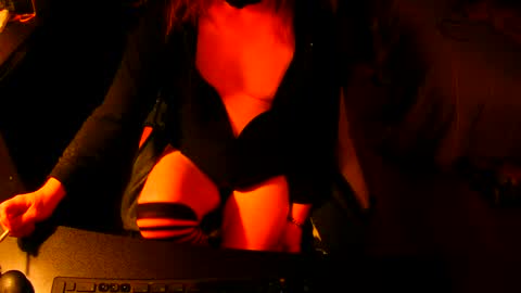 Snapshot of sissyred2314 chatting on 10.20.25 red online show from 10.20.25