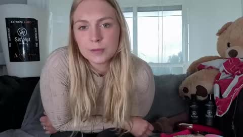 Snapshot of siswet19 chatting on 05.17.26 Elise online show from 05.17.26