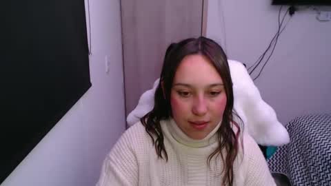 Snapshot of skarlet_adams chatting on 10.08.25 Alice online show from 10.08.25