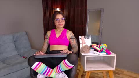 Snapshot of skarlet_petit chatting on 02.01.25 skarlet_petit online show from 02.01.25