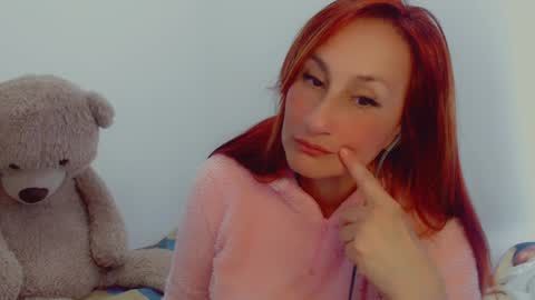 Snapshot of skarlett2072 chatting on 01.02.25 Arlett online show from 01.02.25