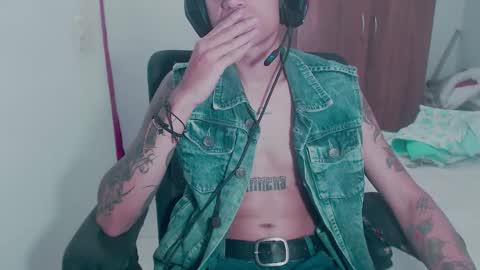 Snapshot of skateboy444 chatting on 09.28.25 king online show from 09.28.25