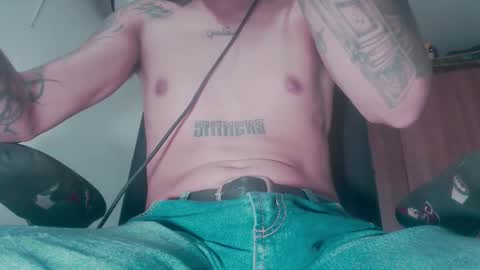 Snapshot of skateboy444 chatting on 10.12.25 king online show from 10.12.25