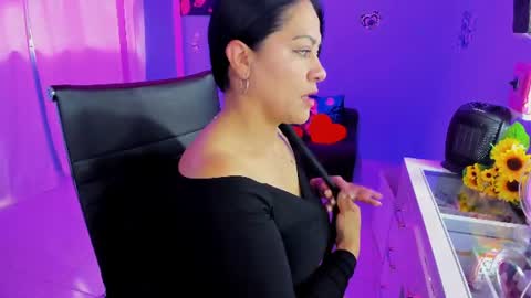 Snapshot of skater_gal chatting on 06.19.26 susan ramires online show from 06.19.26