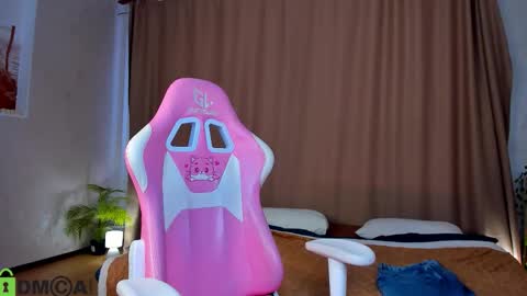 Snapshot of skelerata chatting on 10.08.25 Emily online show from 10.08.25