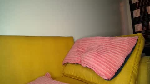 Krystal Belle online show from 01.04.25