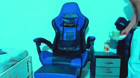 Snapshot of skinny_marked chatting on 10.28.25 skinny marked online show from 10.28.25