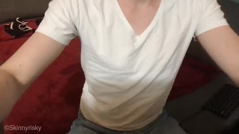 Snapshot of skinnyrisky chatting on 01.10.26 skinnyrisky online show from 01.10.26