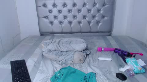 Snapshot of skinnyy_andtight chatting on 01.10.25 Alexa online show from 01.10.25