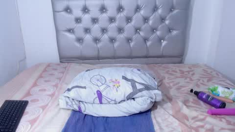 Snapshot of skinnyy_andtight chatting on 02.08.25 Alexa online show from 02.08.25