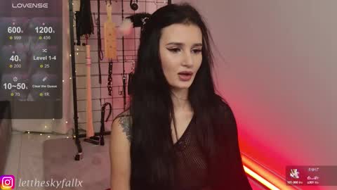 Snapshot of sky011fall chatting on 10.06.25 Eliza online show from 10.06.25