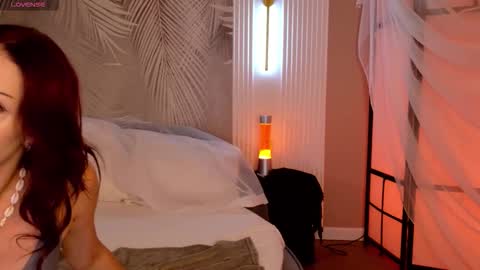 Snapshot of skyeyes__ chatting on 10.04.25 Ann online show from 10.04.25