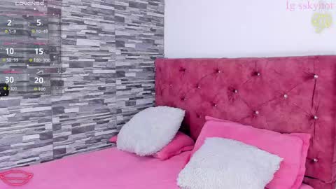 Snapshot of skyhotgirl chatting on 10.09.25 Sky online show from 10.09.25