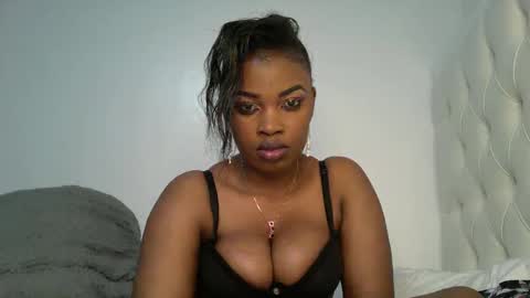 Snapshot of slayslay002 chatting on 09.28.25 Rose online show from 09.28.25