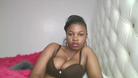 Snapshot of slayslay002 chatting on 10.22.25 Rose online show from 10.22.25