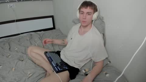 Snapshot of slippery_baby chatting on 01.08.25 Mila online show from 01.08.25