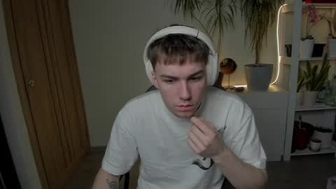 Snapshot of slippery_baby chatting on 01.19.25 Mila online show from 01.19.25