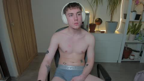 Snapshot of slippery_baby chatting on 01.19.25 Mila online show from 01.19.25