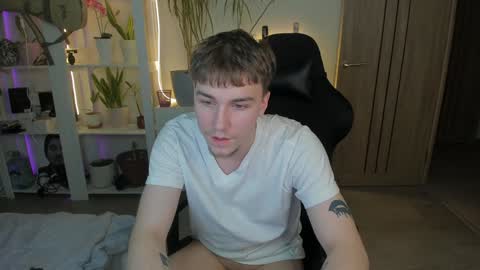 Snapshot of slippery_baby chatting on 02.04.25 Mila online show from 02.04.25