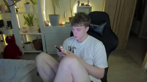 Snapshot of slippery_baby chatting on 02.10.25 Mila online show from 02.10.25