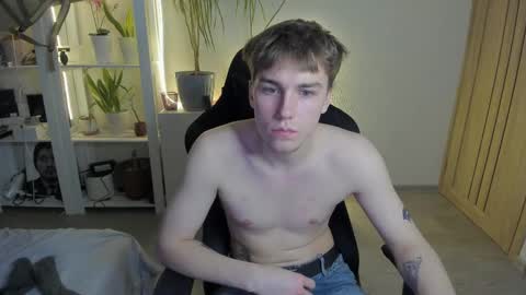 Snapshot of slippery_baby chatting on 02.21.25 Mila online show from 02.21.25