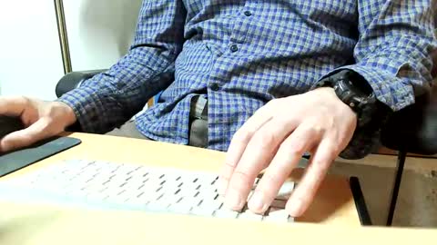 Snapshot of slogrow_uncut chatting on 12.12.24 SlowGrow Uncut online show from 12.12.24