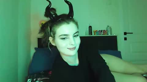 Snapshot of sloomonata chatting on 10.27.25 sloomonata online show from 10.27.25