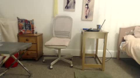 Snapshot of slutsuzy chatting on 01.27.25 Slut Suzy online show from 01.27.25