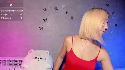 Snapshot of smaillev chatting on 10.07.25 Melani online show from 10.07.25