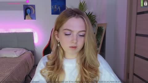 Snapshot of small_blondee chatting on 12.08.24 Emily online show from 12.08.24