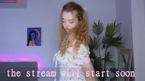 Snapshot of small_blondee chatting on 01.21.25 Emily online show from 01.21.25