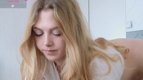 Snapshot of small_blondee chatting on 01.22.25 Emily online show from 01.22.25